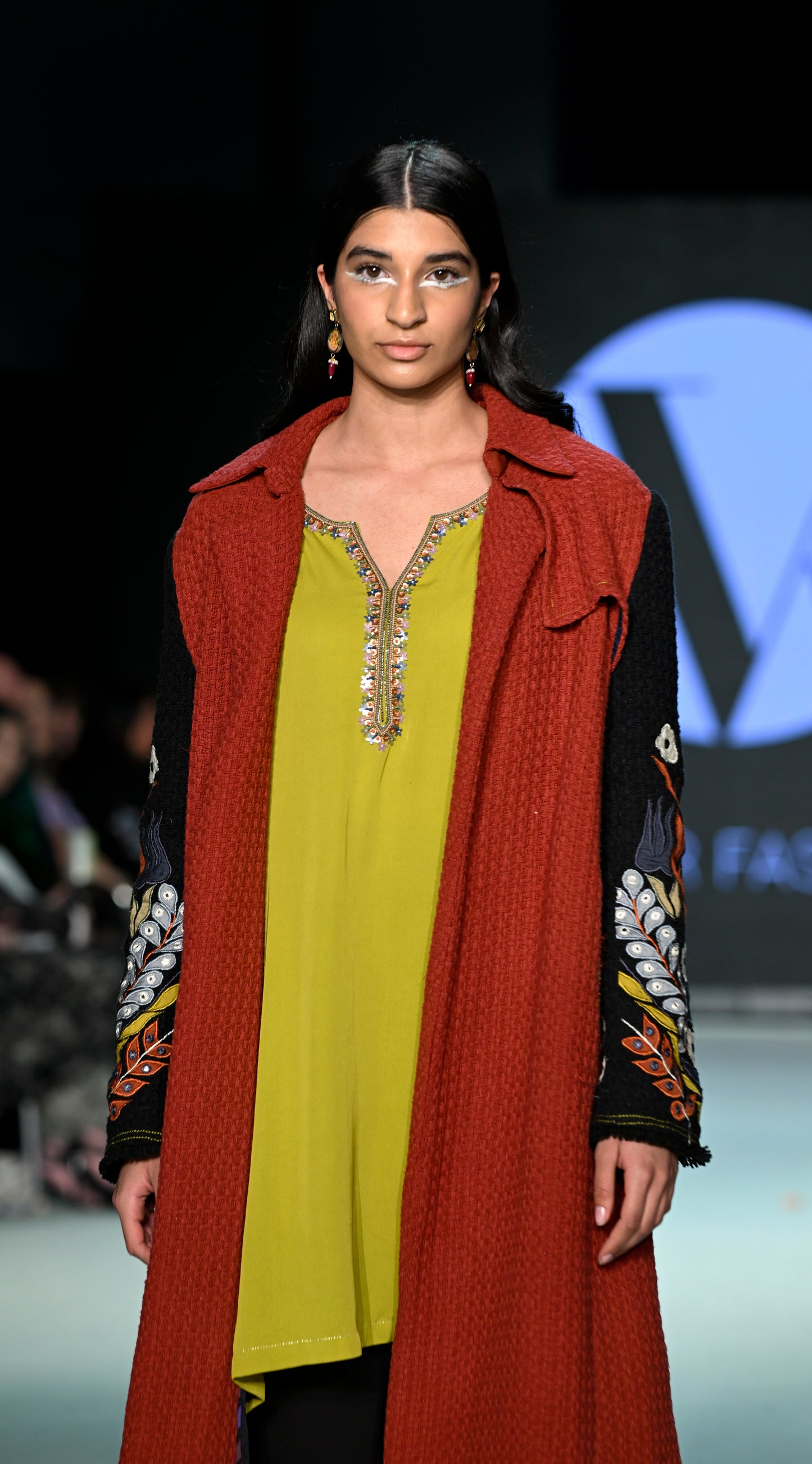 APPLIQUE SLEEVES TEXTURED LONG JACKET