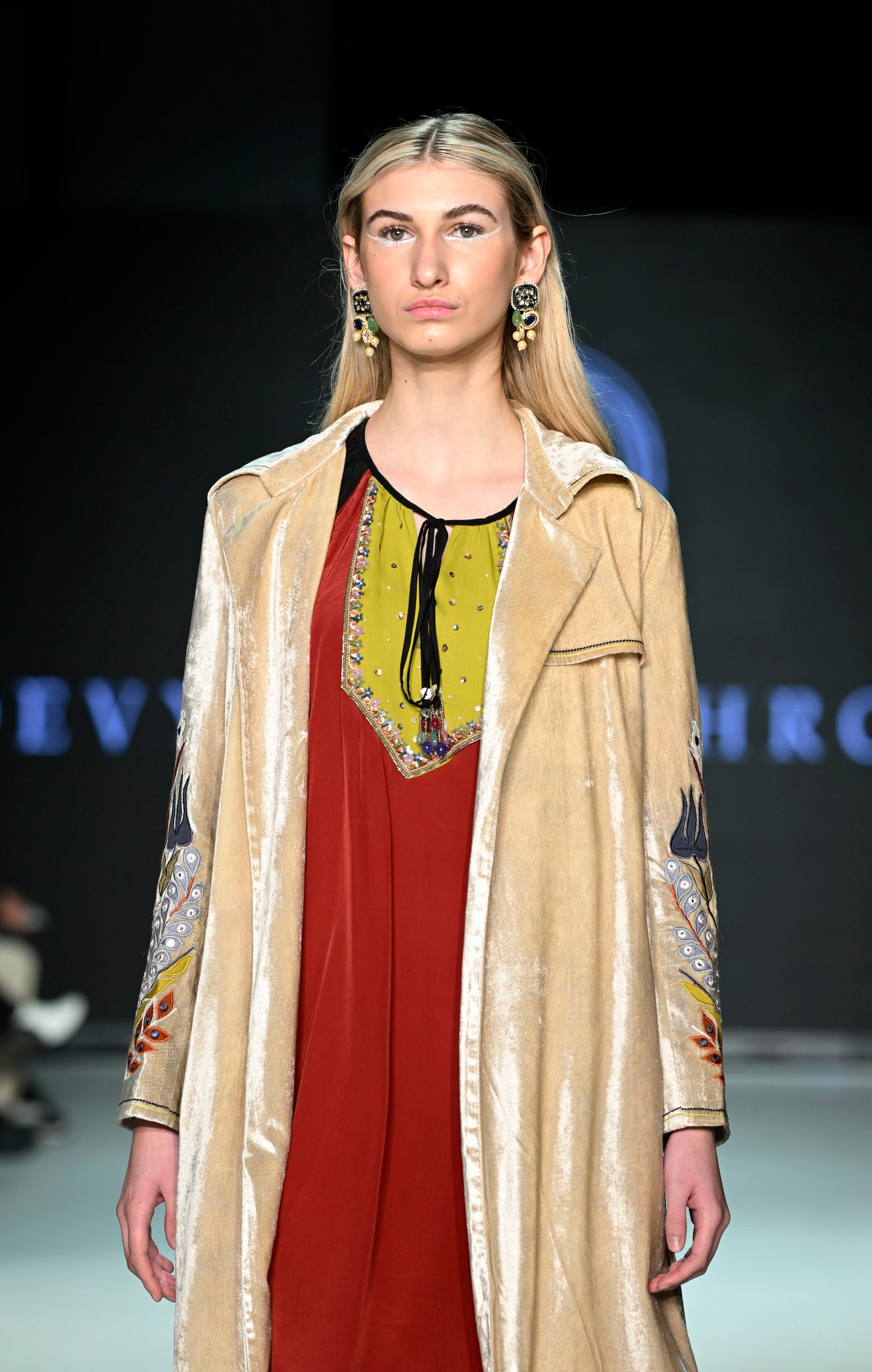 APPLIQUE SLEEVES KORA LONG JACKET