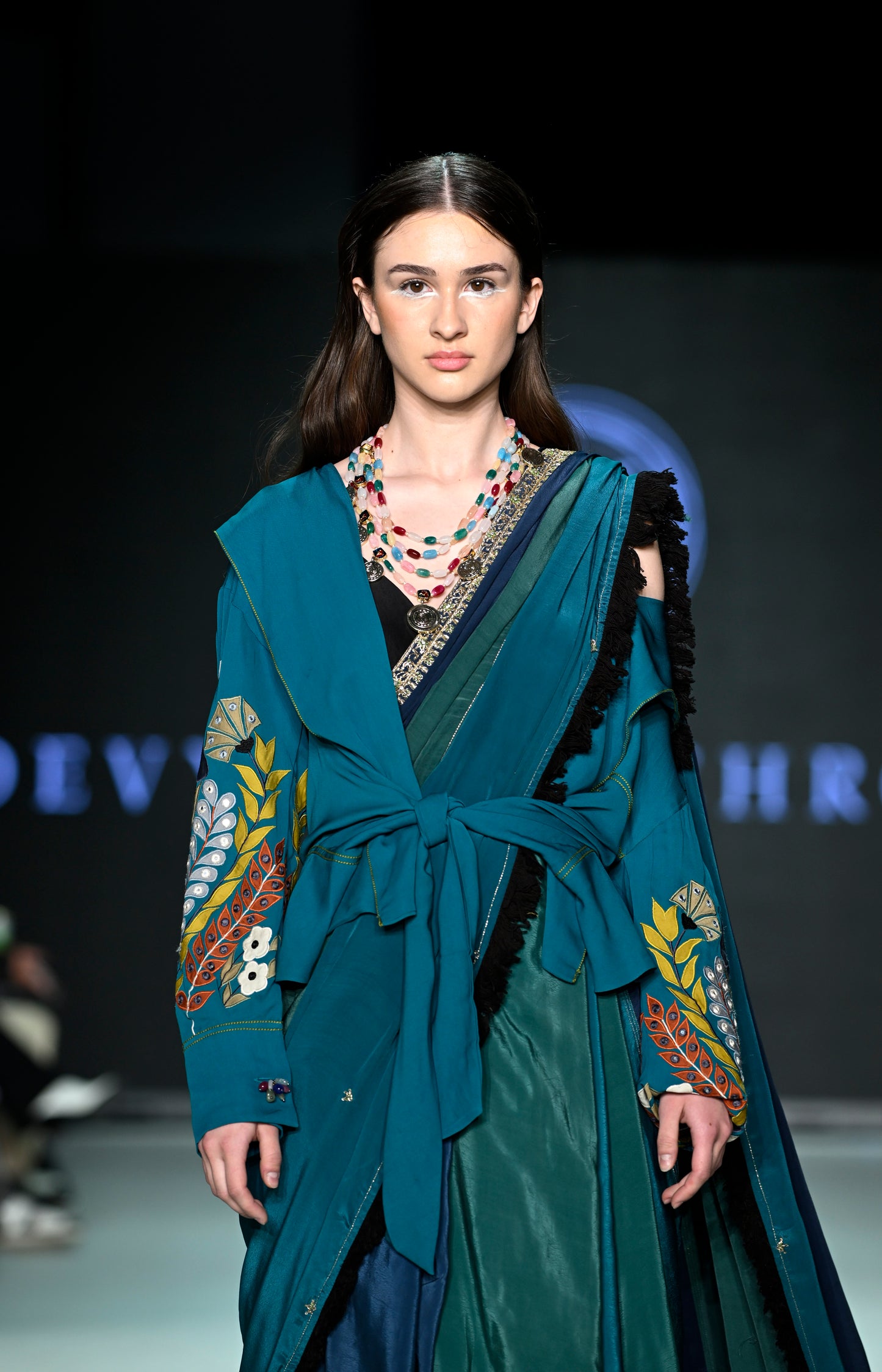 APPLIQUE SLEEVES BELTED SHORT JACKET