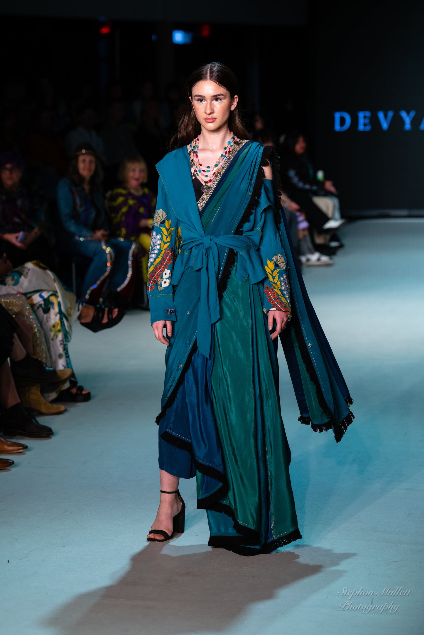 APPLIQUE SLEEVES BELTED SHORT JACKET