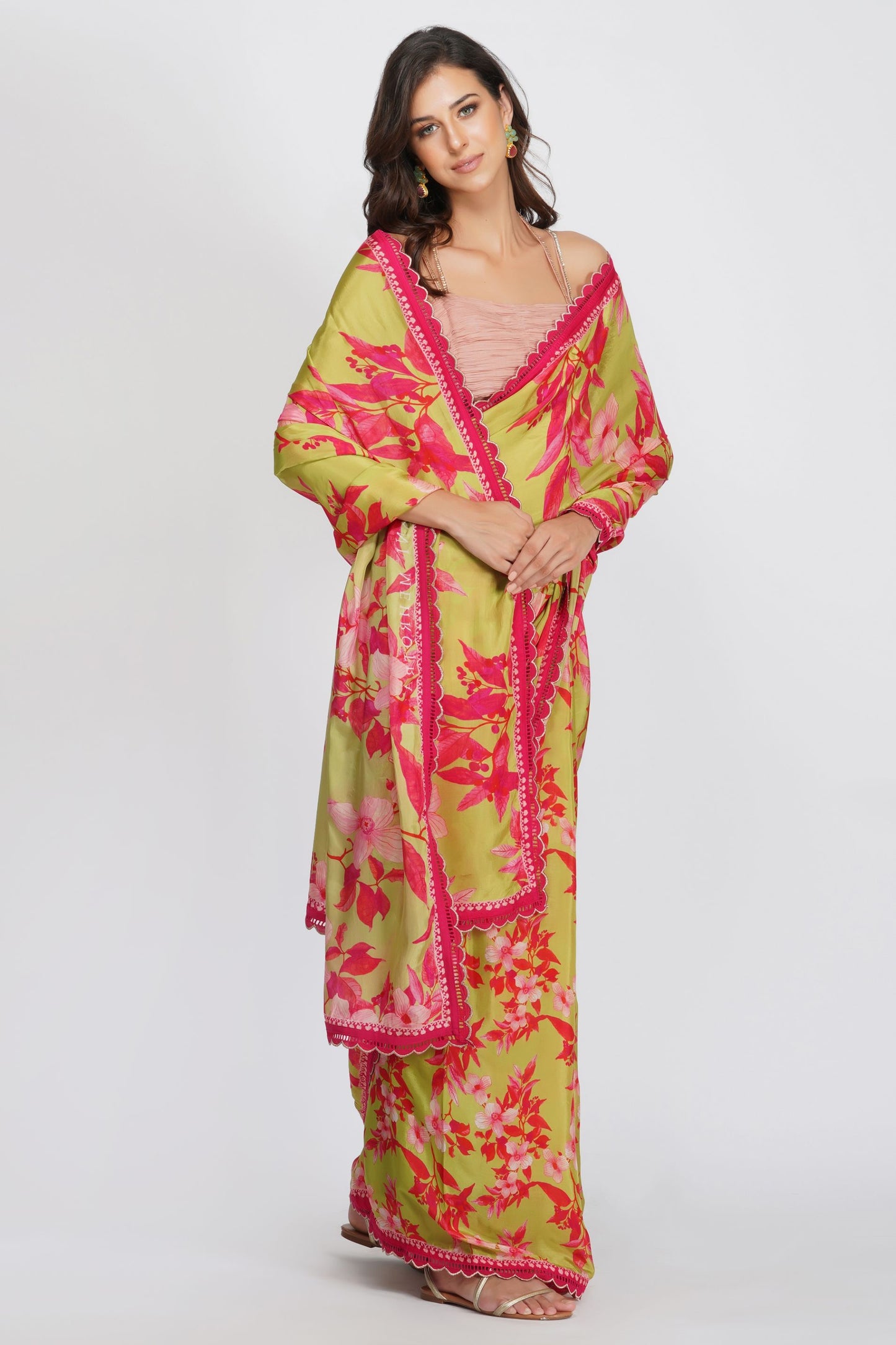 CONTRAST FLOWER PRINT SAREE