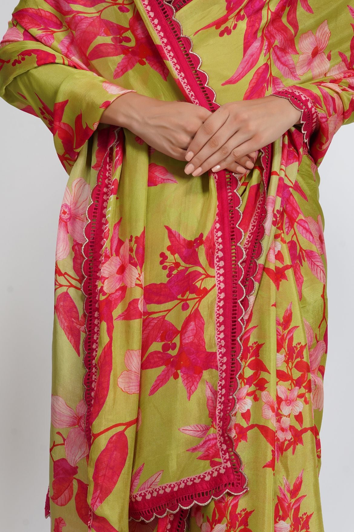 CONTRAST FLOWER PRINT SAREE